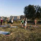 Salutiamo i giovani di Valentina e ci avviamo verso la collinetta della spiaggia di Pane e Pomodoro. Qui incontriamo un manipolo di signore alle prese con il pilates. �� un modo salutare, sportivo e dinamico di vivere il mare�, evidenzia sorridente la mestra Silvana